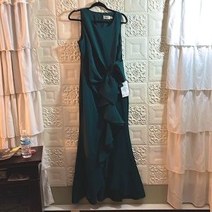 Eliza J
Stretch Crew Neck Sleeveless Cascading Ruffle Bow Gown